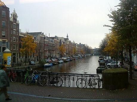 Canal en el centro de Amsterdam