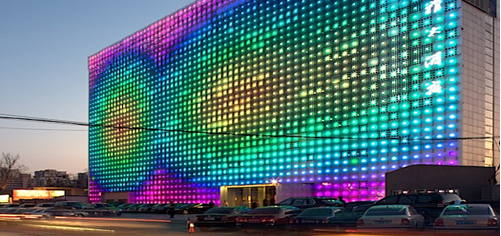 Arquitectura ecológica: edificios recubiertos de pantallas gigantes de LEDs
