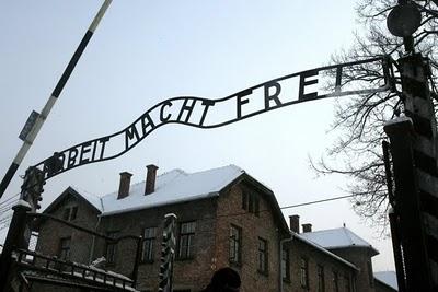 Dos años y medio de cárcel por robar la placa de Auschwitz