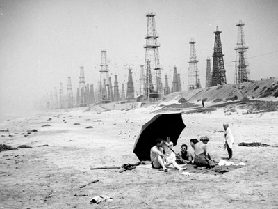 Vivir y nadar entre pozos de petróleo