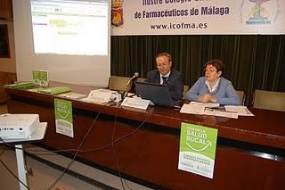 Los farmacéuticos informan a los malagueños sobre su salud bucal