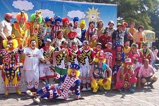 Payasos ofrecerán espectáculos y regalos a familias mexiquenses de escasos recursos