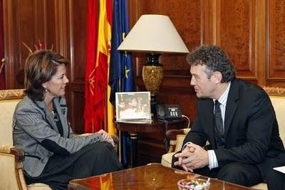 La alcaldesa de Pamplona recibe al embajador de Polonia en España