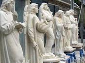 Curiosa estatua ángel hablando dios teléfono móvil