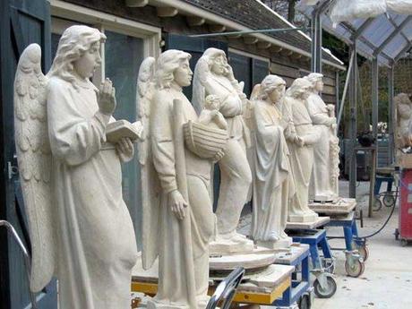 Ángel hablando por el móvil con dios en catedral holandesa