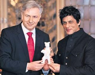Shah Rukh Khan firma el libro de honor del ayuntamiento de Berlín