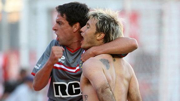 Estudiantes venció agónicamente al “Rojo” y es mas líder que nunca