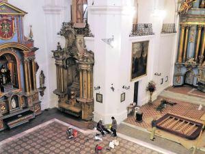 UNA RELIQUIA. DOS IMAGENES DE LOS TRABAJOS EN EL INTERIOR DEL TEMPLO, EN PLENA MANZANA DE LAS LUCES. DESDE 1942 FUE DECLARADO MONUMENTO HISTORICO NACIONAL.