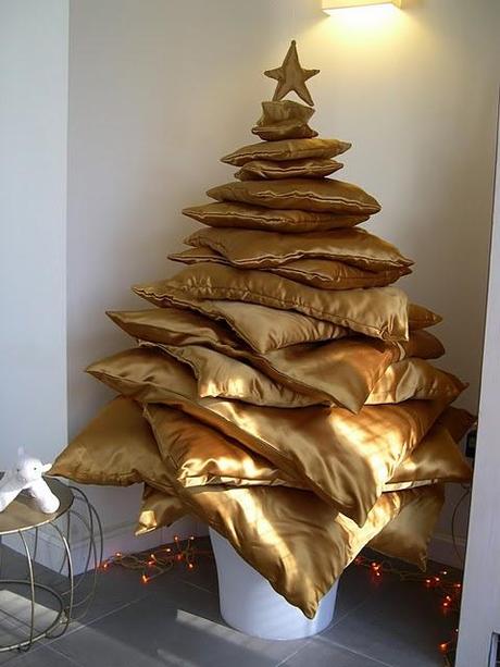 El árbol de navidad de cojines dorados de Elena