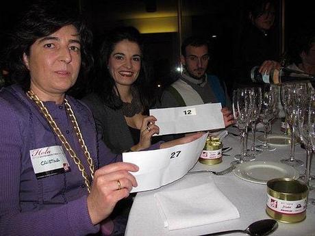 Cristina y Letizia con sus números para el sorteo