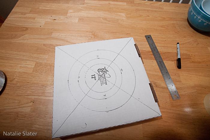 BricoFofo  “Flash de anillo” con una caja de Pizza.