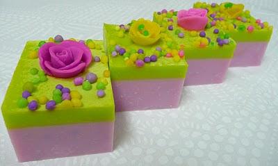 ROSA MOSQUETA Y AGUACATE... Dos diseños para un mismo jabón