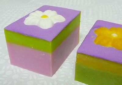 ROSA MOSQUETA Y AGUACATE... Dos diseños para un mismo jabón