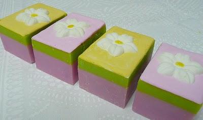 ROSA MOSQUETA Y AGUACATE... Dos diseños para un mismo jabón