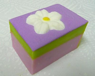 ROSA MOSQUETA Y AGUACATE... Dos diseños para un mismo jabón