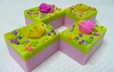 ROSA MOSQUETA Y AGUACATE... Dos diseños para un mismo jabón