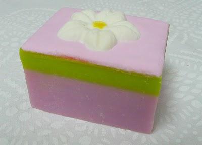 ROSA MOSQUETA Y AGUACATE... Dos diseños para un mismo jabón