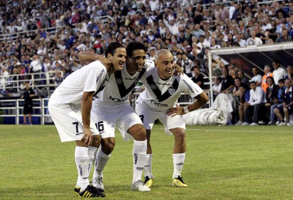 Vélez venció a Tigre y volvió a colocarse a dos de Estudiantes