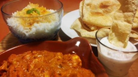 Pollo Tikka Masala con Papadum y salsa de menta