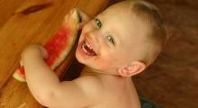 beb sonriendo comiendo una sandia