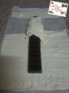 TRENZA DE HOJALDRE RELLENA DE UNA TABLETA DE CHOCOLATE