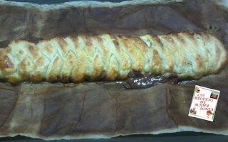 TRENZA DE HOJALDRE RELLENA DE UNA TABLETA DE CHOCOLATE
