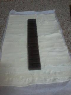 TRENZA DE HOJALDRE RELLENA DE UNA TABLETA DE CHOCOLATE
