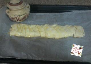 TRENZA DE HOJALDRE RELLENA DE UNA TABLETA DE CHOCOLATE