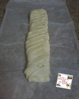 TRENZA DE HOJALDRE RELLENA DE UNA TABLETA DE CHOCOLATE