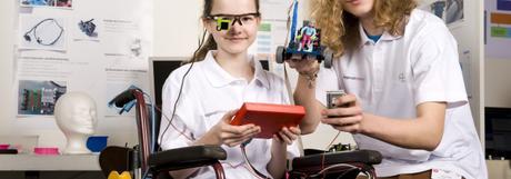 Dos adolescentes diseñan a bajo coste la silla de ruedas del futuro Dos adolescentes diseñan a bajo coste la silla de ruedas del futuro