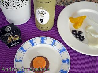 VERSION DE REMOJÓN CON CRACKERS DE ACEITUNA NEGRA DE PAUL AND PIPPA Y CAVIAR DE ACEITE DE OLIVA LA CHINATA.