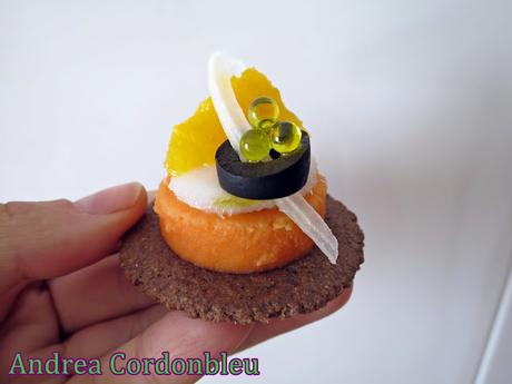 VERSION DE REMOJÓN CON CRACKERS DE ACEITUNA NEGRA DE PAUL AND PIPPA Y CAVIAR DE ACEITE DE OLIVA LA CHINATA.