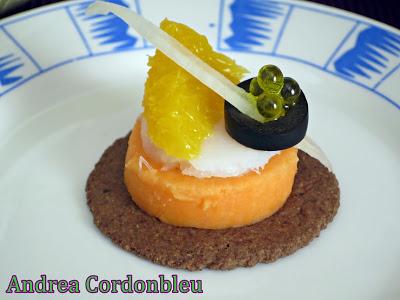VERSION DE REMOJÓN CON CRACKERS DE ACEITUNA NEGRA DE PAUL AND PIPPA Y CAVIAR DE ACEITE DE OLIVA LA CHINATA.