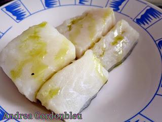 VERSION DE REMOJÓN CON CRACKERS DE ACEITUNA NEGRA DE PAUL AND PIPPA Y CAVIAR DE ACEITE DE OLIVA LA CHINATA.