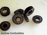 VERSION DE REMOJÓN CON CRACKERS DE ACEITUNA NEGRA DE PAUL AND PIPPA Y CAVIAR DE ACEITE DE OLIVA LA CHINATA.