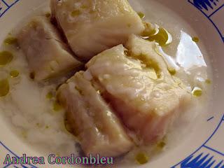 VERSION DE REMOJÓN CON CRACKERS DE ACEITUNA NEGRA DE PAUL AND PIPPA Y CAVIAR DE ACEITE DE OLIVA LA CHINATA.