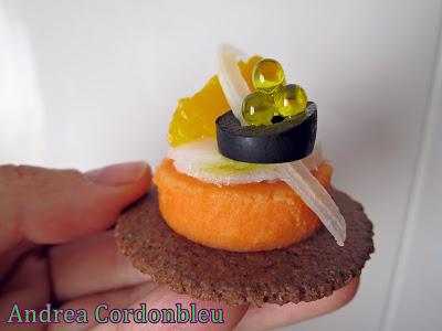 VERSION DE REMOJÓN CON CRACKERS DE ACEITUNA NEGRA DE PAUL AND PIPPA Y CAVIAR DE ACEITE DE OLIVA LA CHINATA.