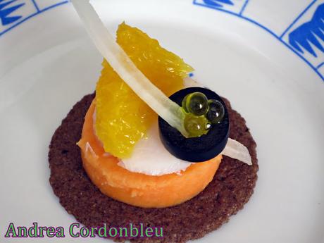 VERSION DE REMOJÓN CON CRACKERS DE ACEITUNA NEGRA DE PAUL AND PIPPA Y CAVIAR DE ACEITE DE OLIVA LA CHINATA.