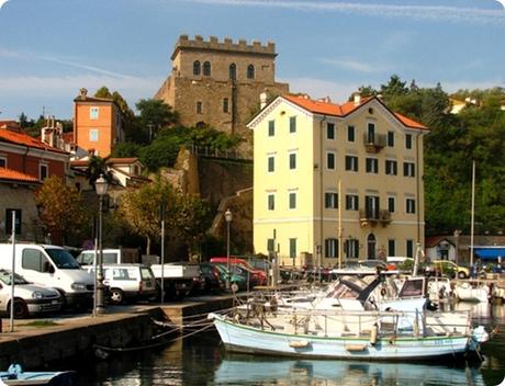 Muggia antiguo pueblo de pescadores donde se mezclan el ambiente social con los cafés y tiendas locales.