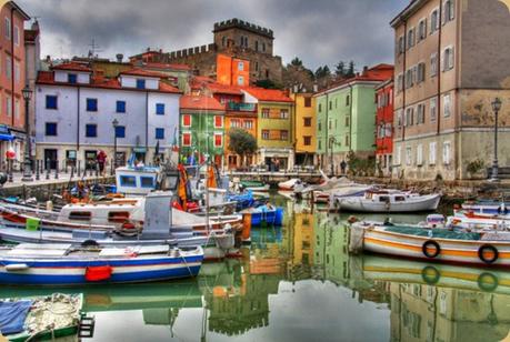 Muggia antiguo pueblo de pescadores donde se mezclan el ambiente social con los cafés y tiendas locales.