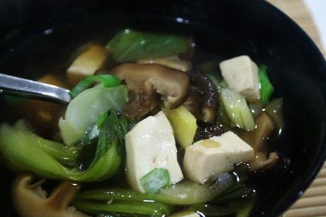 Caldo ligero oriental con verduras asiáticas (receta paso a paso)