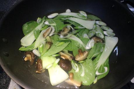 Caldo ligero oriental con verduras asiáticas (receta paso a paso)