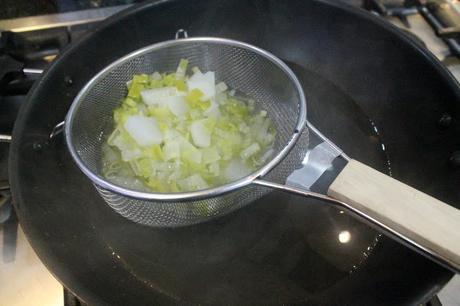 Caldo ligero oriental con verduras asiáticas (receta paso a paso)