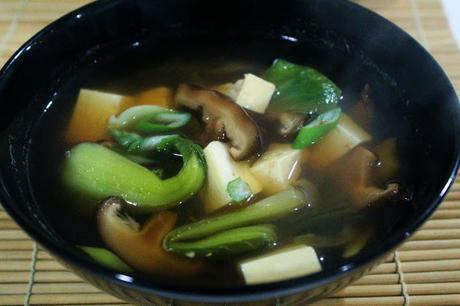Caldo ligero oriental con verduras asiáticas (receta paso a paso)