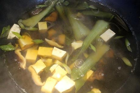 Caldo ligero oriental con verduras asiáticas (receta paso a paso)