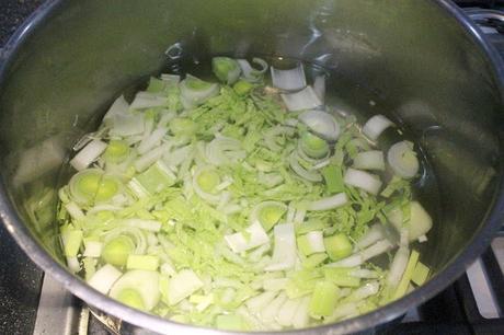Caldo ligero oriental con verduras asiáticas (receta paso a paso)