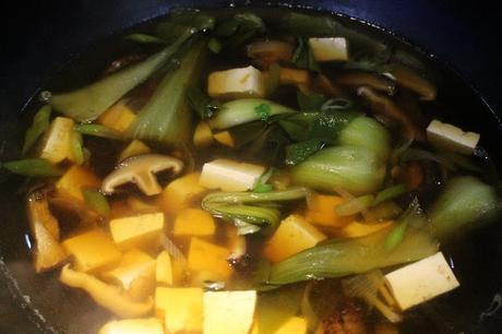 Caldo ligero oriental con verduras asiáticas (receta paso a paso)