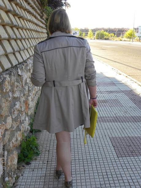 http://www.loslooksdemiarmario.com/2015/10/trench-navy-plus-sizes-look.html