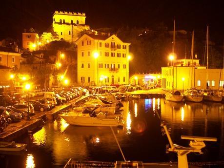Muggia antigua pueblo de pescadores en la costa véneta, donde se mezcla lo moderno con lo actual. Muggia antigua pueblo de pescadores en la costa véneta, donde se mezcla lo moderno con lo actual.