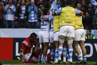 Los Pumas arrollaron a Tonga y están a un paso de los cuartos de final.